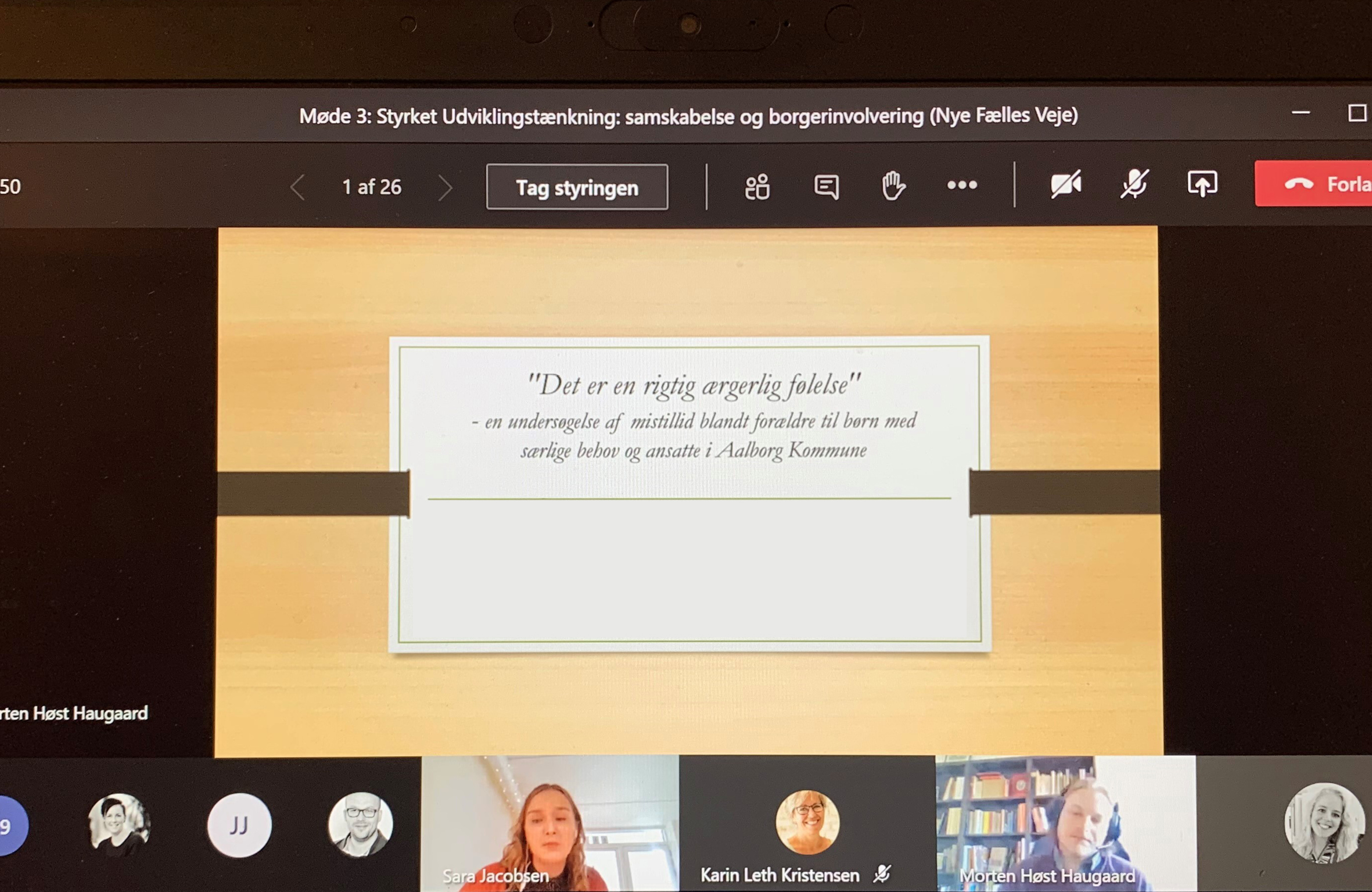Printscreen fra møde i projektgruppen. Her præsenterer dimittenderne undersøgelsen.